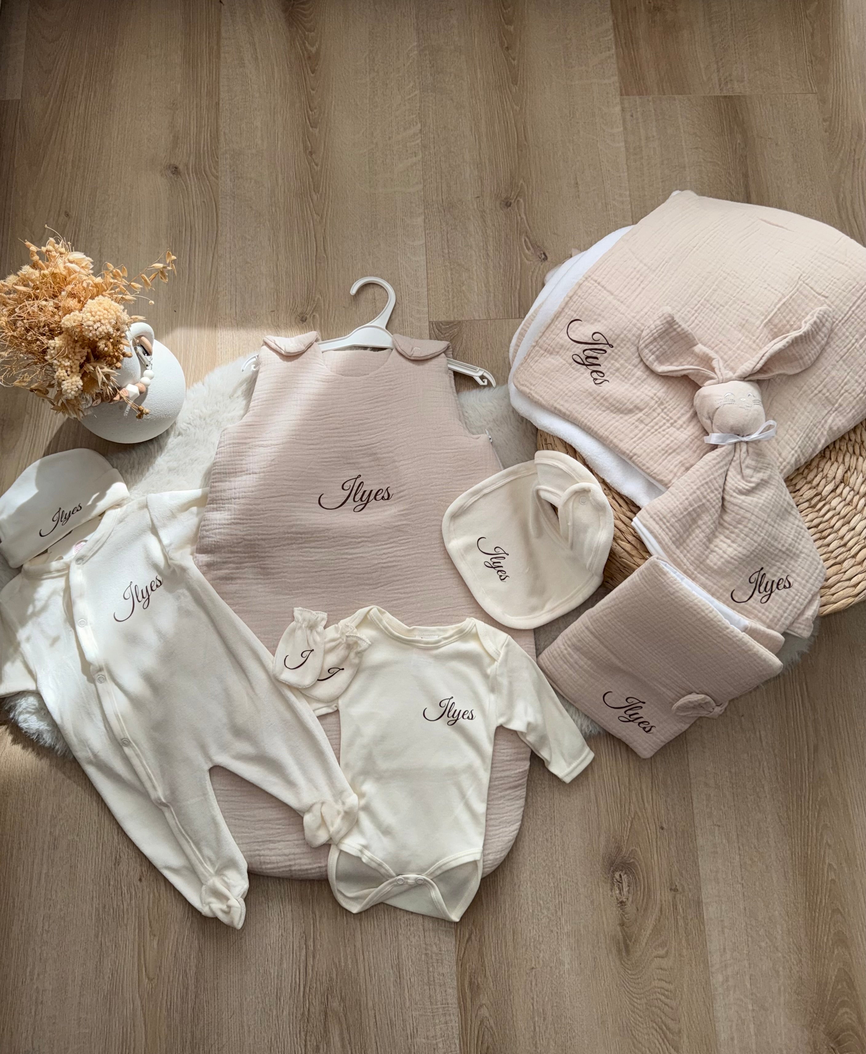 Pack Naissance Complet personnalisé – Doudou + Plaid + Protège Carnet + Gigoteuse + Tenue de Naissance velours 5 pièces