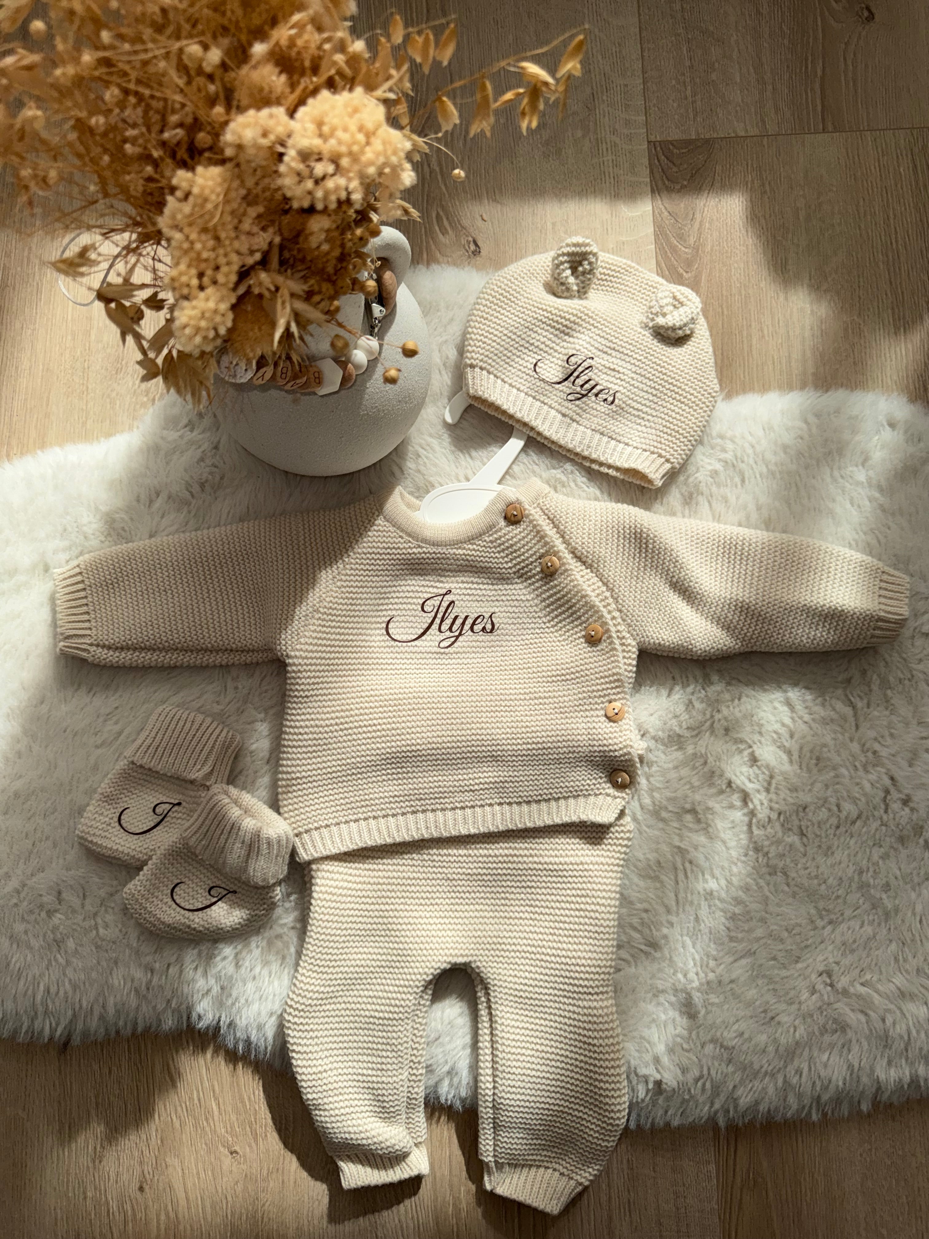 Ensemble Naissance 3 Pièces en Maille Personnalisé – Bonnet à Oreilles et Pull Boutonné