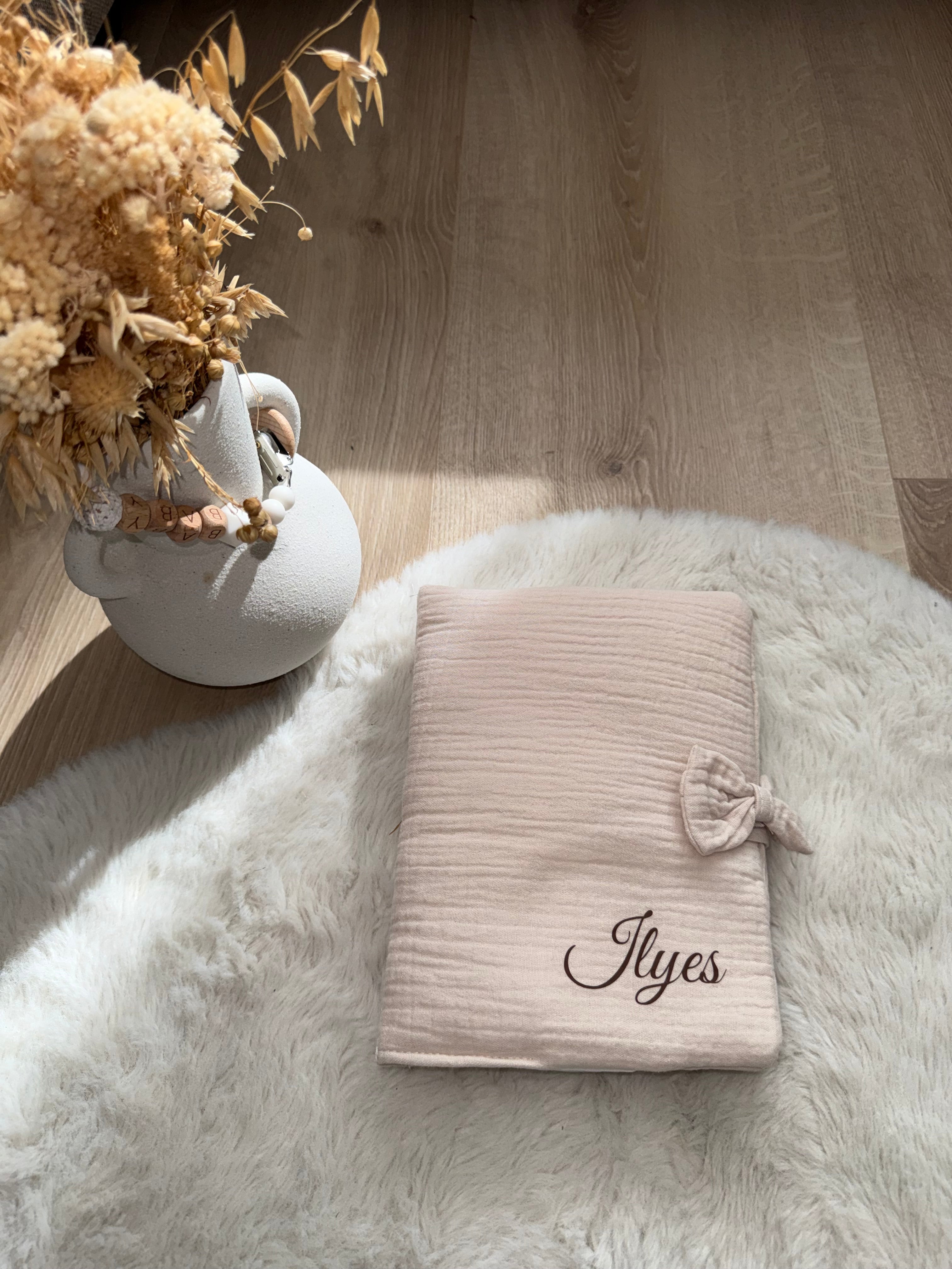 Pack Naissance Complet – Doudou + Plaid + Protège Carnet de Santé + Gigoteuse Personnalisés