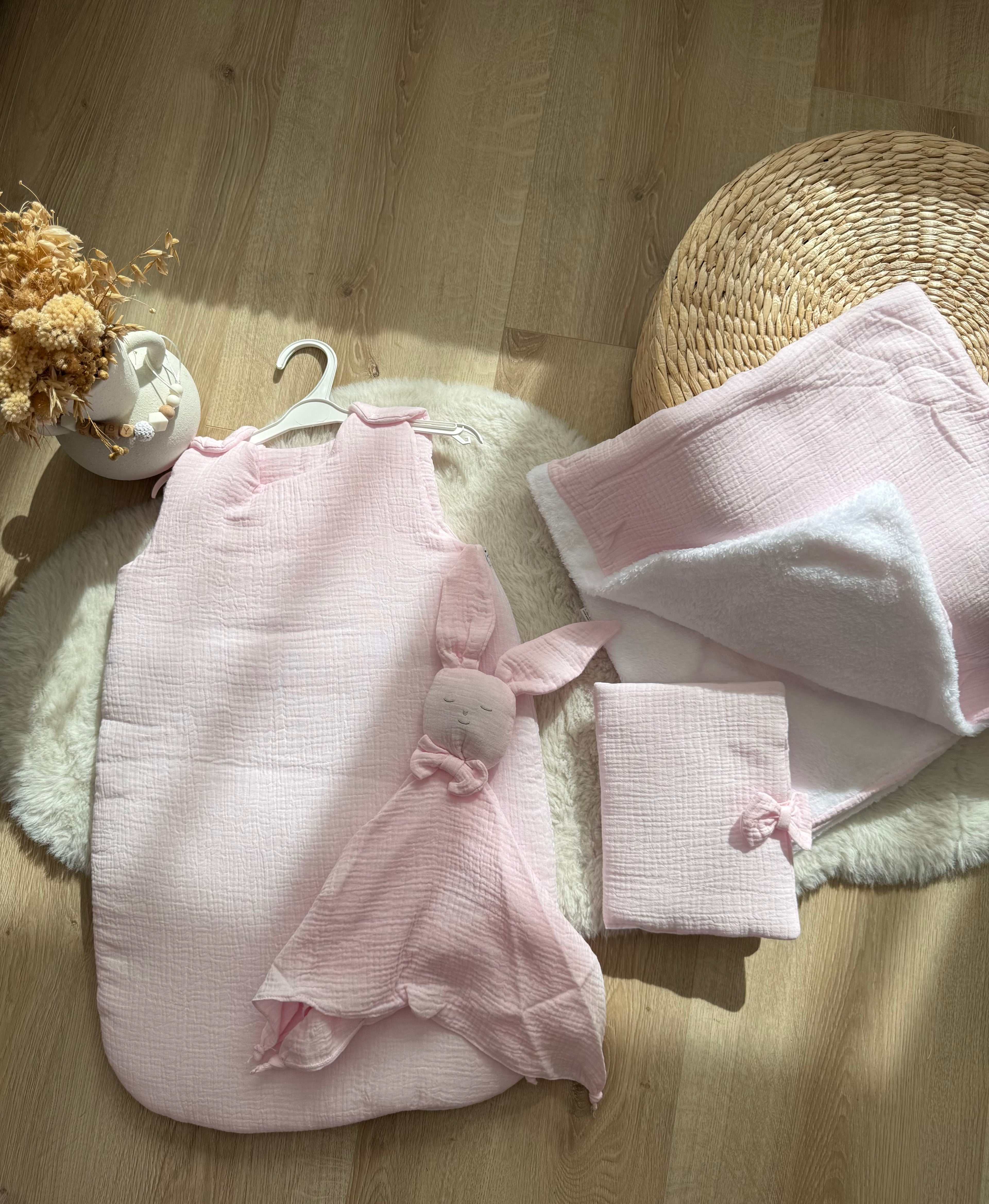 Pack Naissance Complet – Doudou + Plaid + Protège Carnet de Santé + Gigoteuse Personnalisés