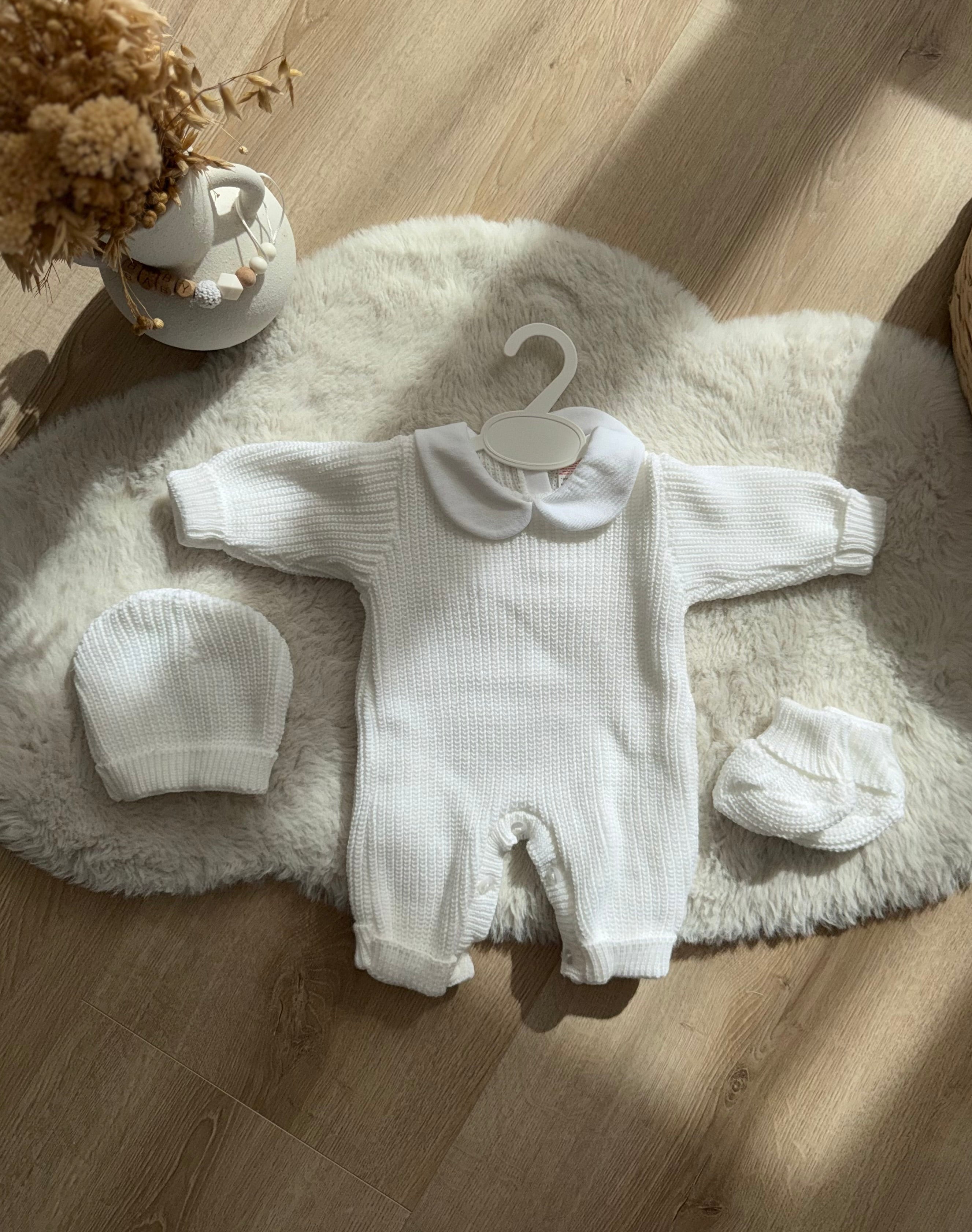 Tenue de Naissance 3 pièces en Maille Personnalisée – Élégance à la Jacadi