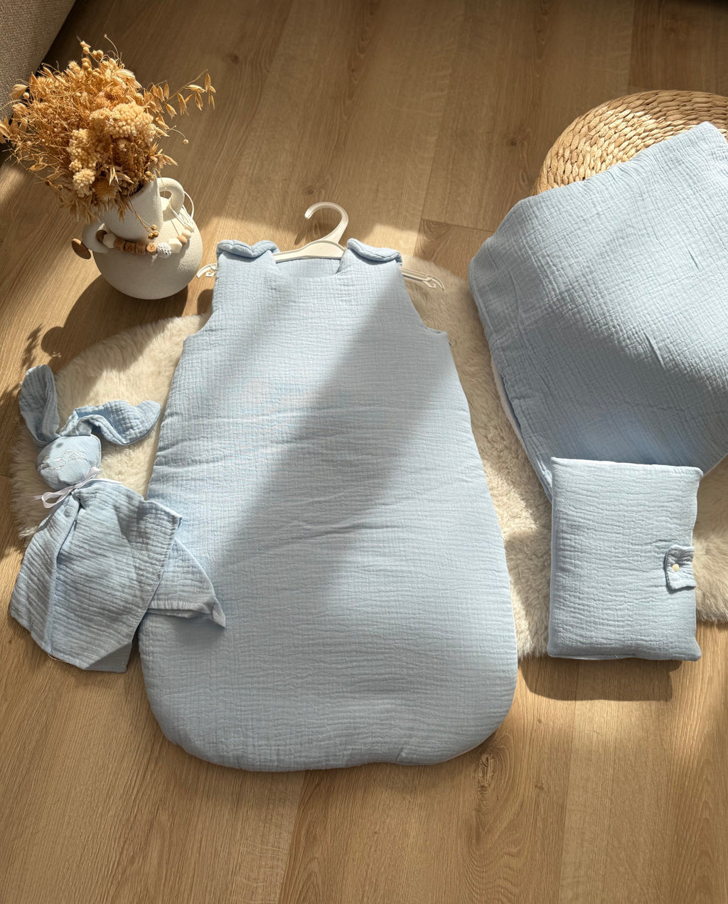 Pack Naissance Complet – Doudou + Plaid + Protège Carnet de Santé + Gigoteuse Personnalisés