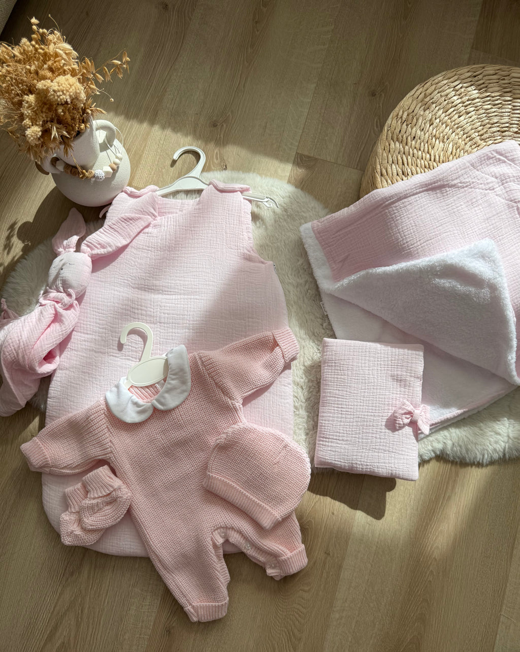Pack Naissance Complet personnalisé – Doudou + Plaid + Protège Carnet + Gigoteuse + Tenue de Naissance en maille 3 pièces
