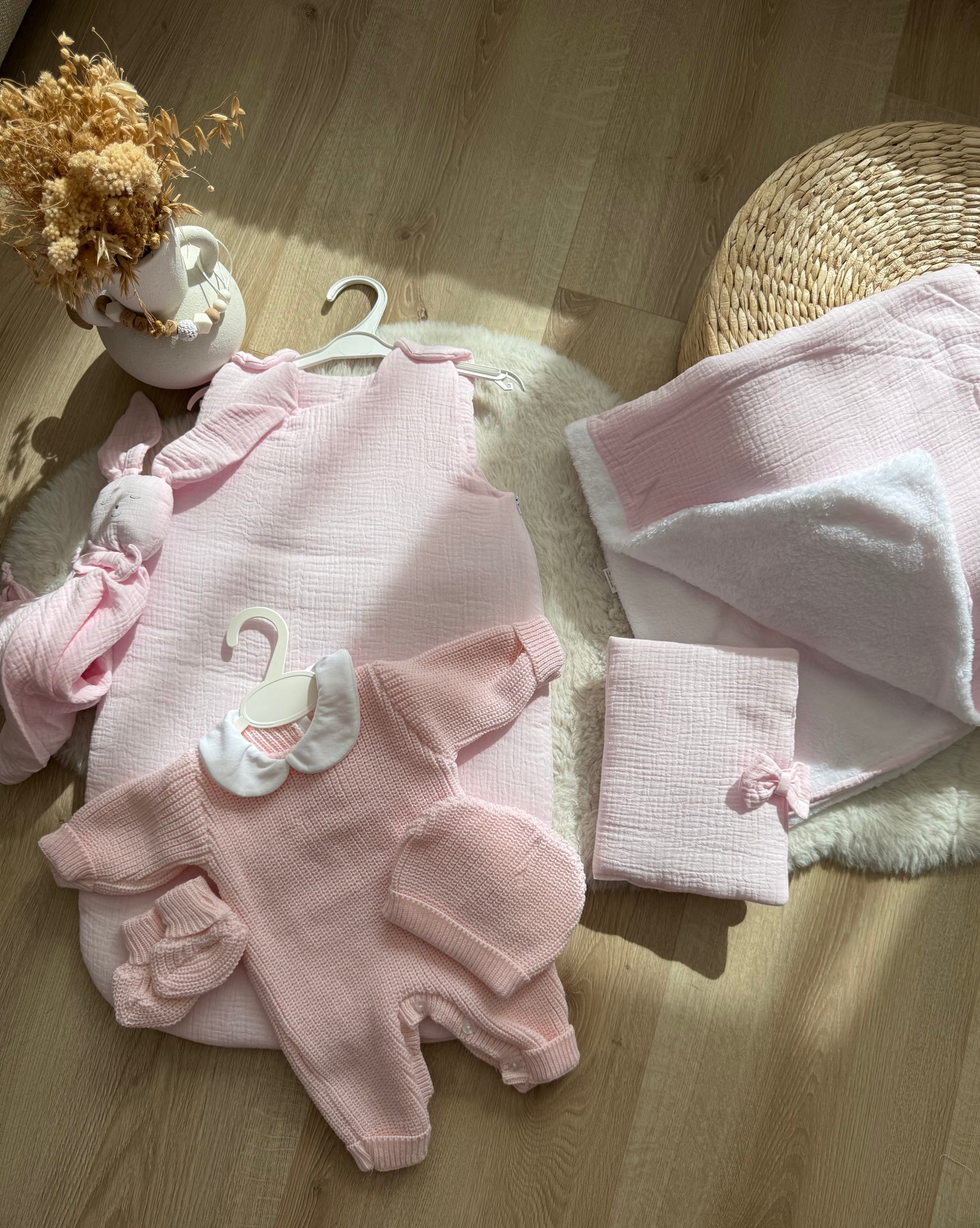 Pack Naissance Complet personnalisé – Doudou + Plaid + Protège Carnet + Gigoteuse + Tenue de Naissance en maille 3 pièces