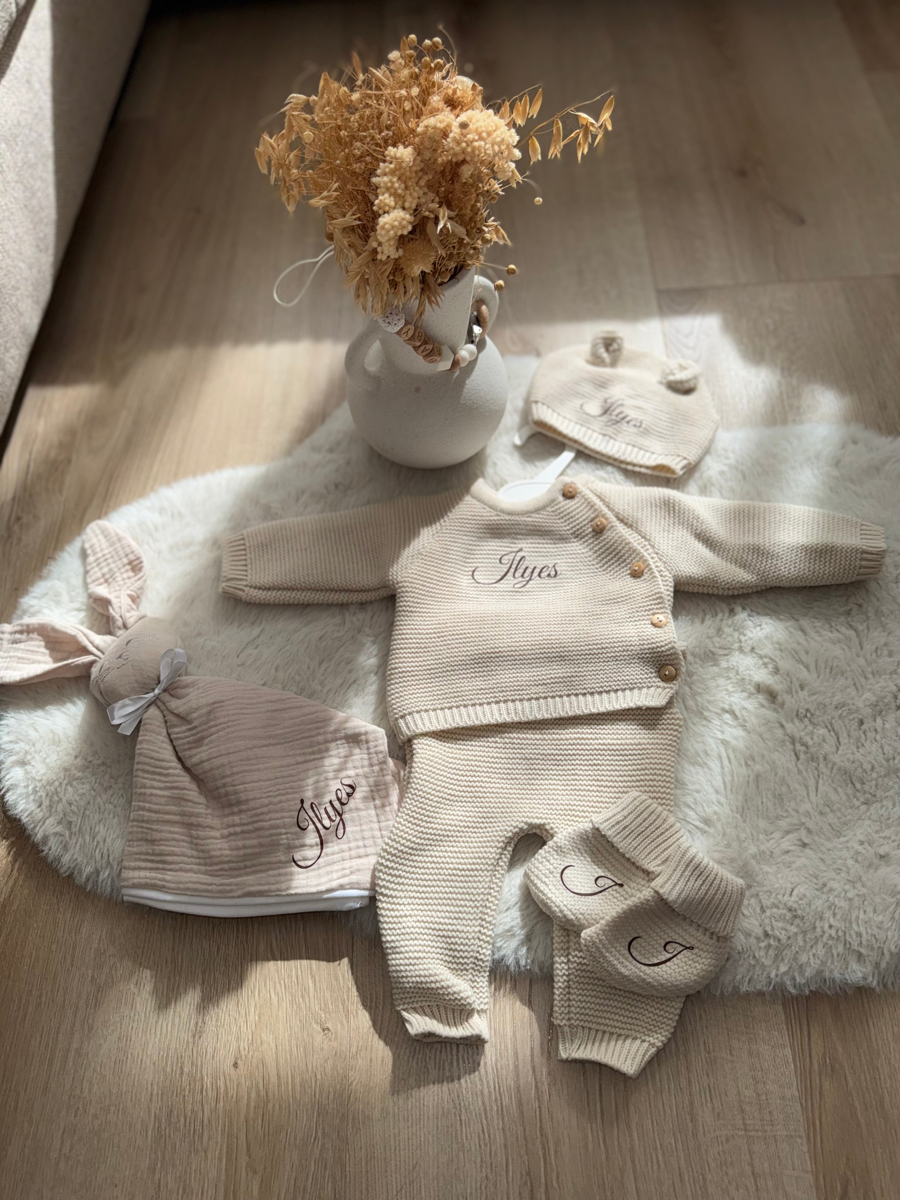 Pack Naissance Personnalisé – Tenue de Naissance en maille + Doudou