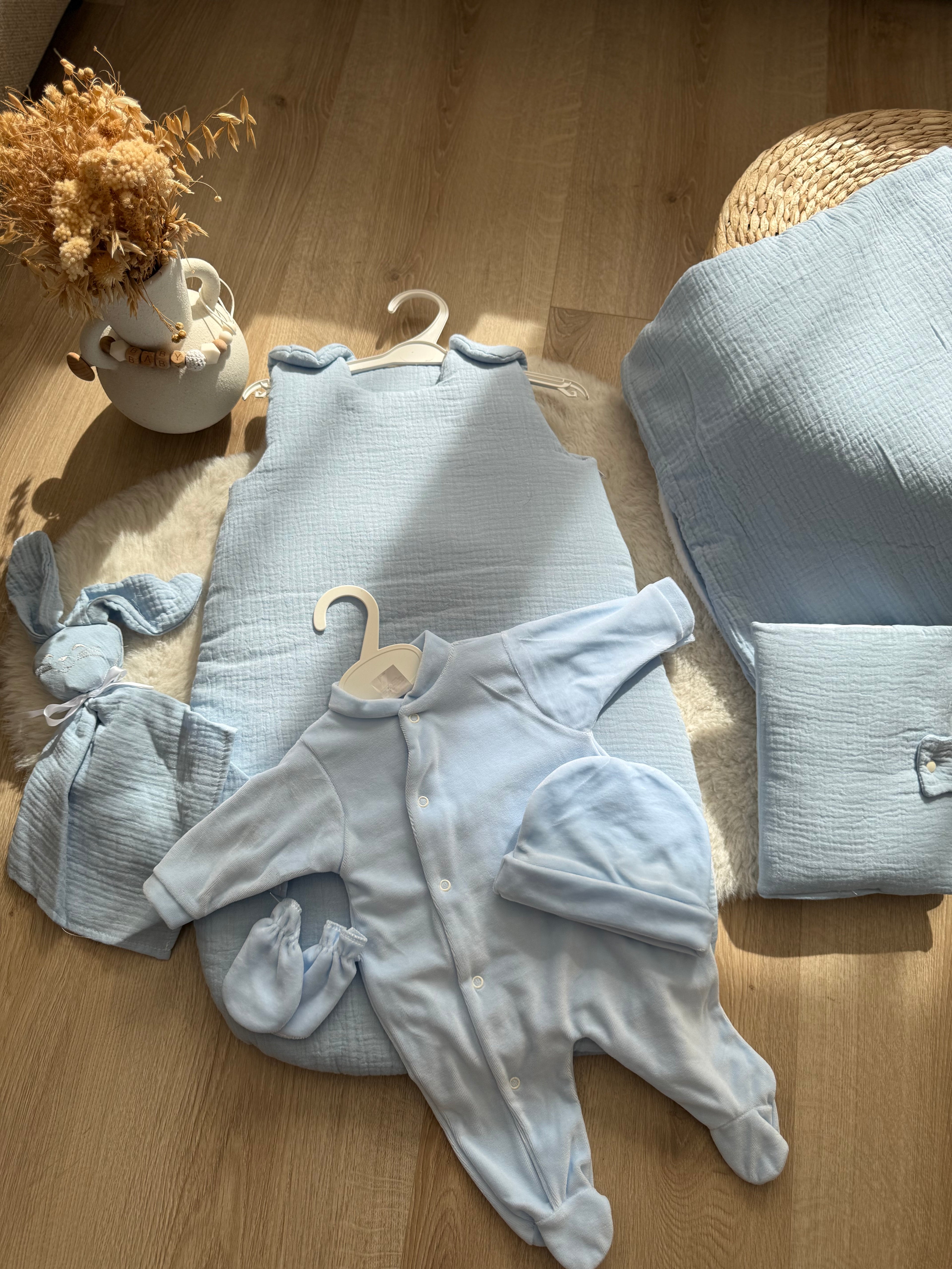 Pack Naissance Complet personnalisé – Doudou + Plaid + Protège Carnet + Gigoteuse + Tenue de Naissance velours 3 pièces