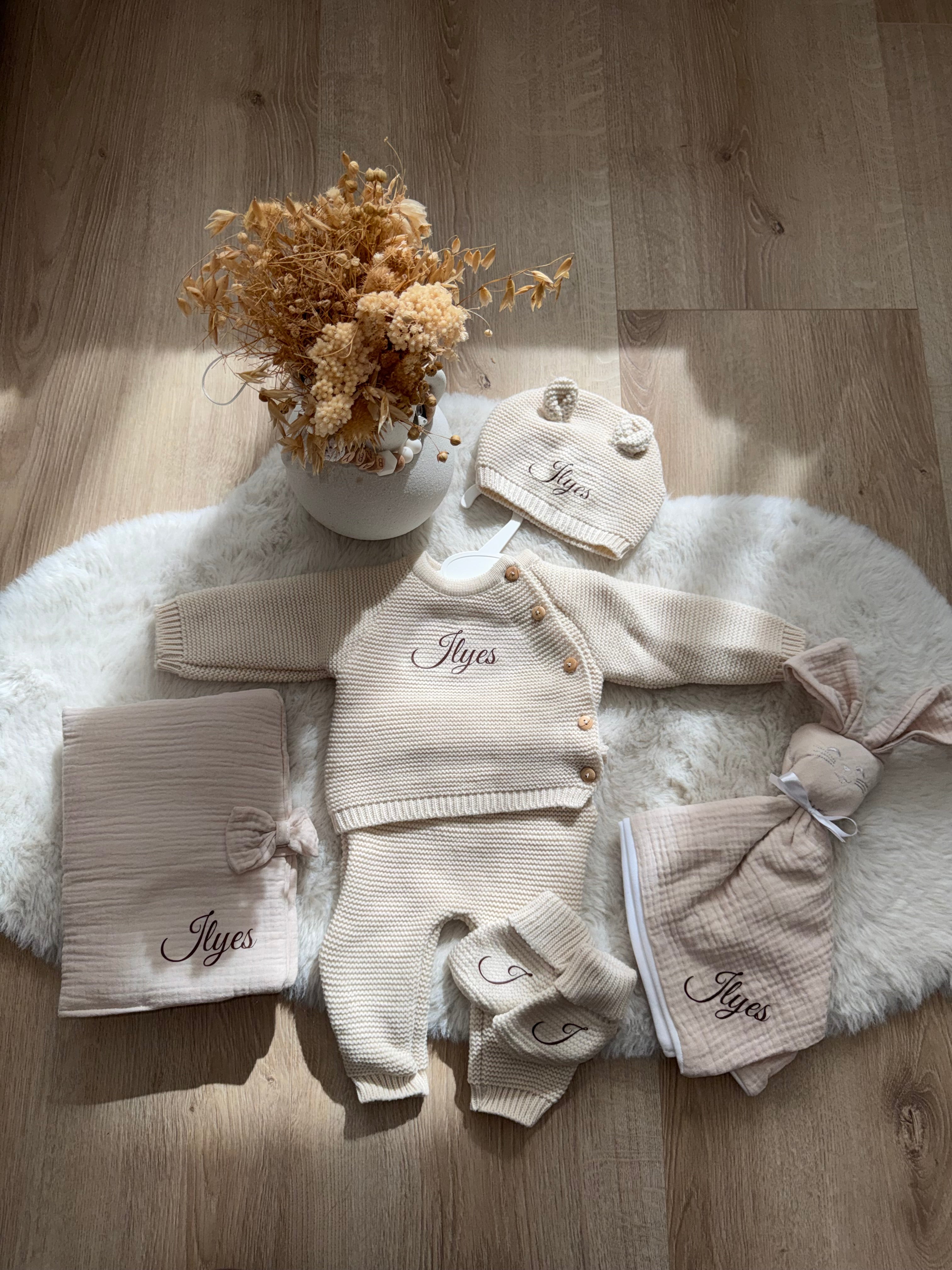 Pack Naissance Personnalisé – Tenue de Naissance en maille + Doudou + Protège Carnet de Santé