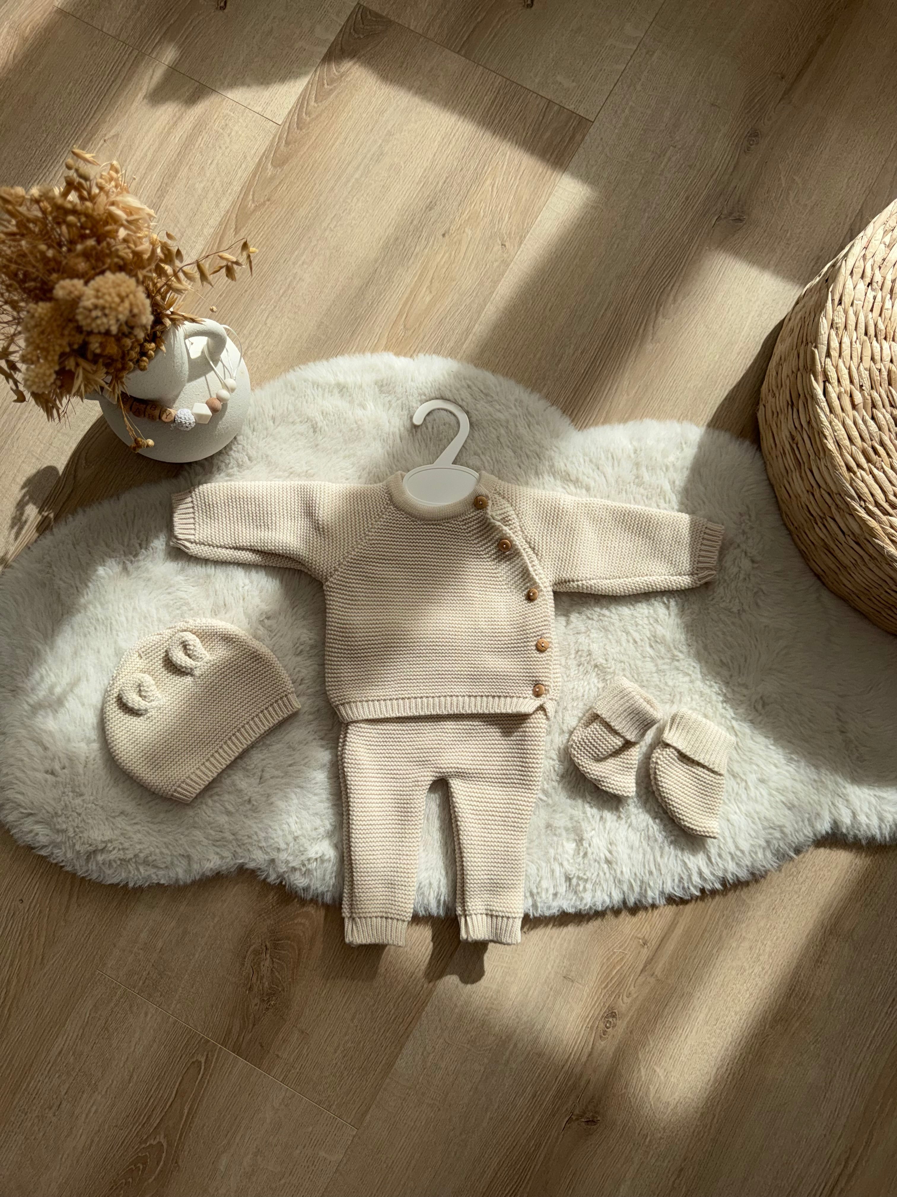 Pack Naissance Complet personnalisé – Doudou + Plaid + Protège Carnet + Gigoteuse + Tenue de Naissance en maille 3 pièces