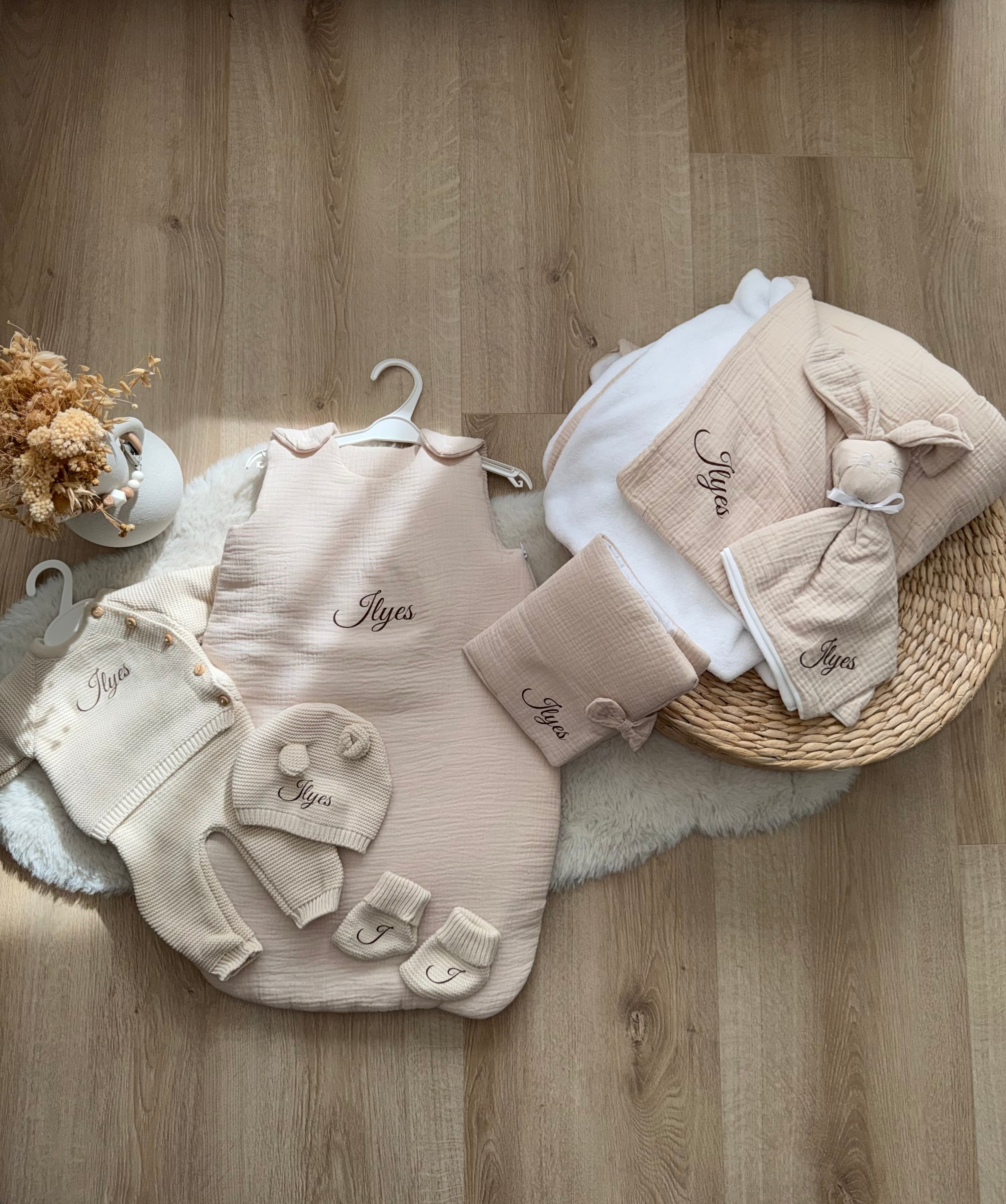 Pack Naissance Complet personnalisé – Doudou + Plaid + Protège Carnet + Gigoteuse + Tenue de Naissance en maille 3 pièces