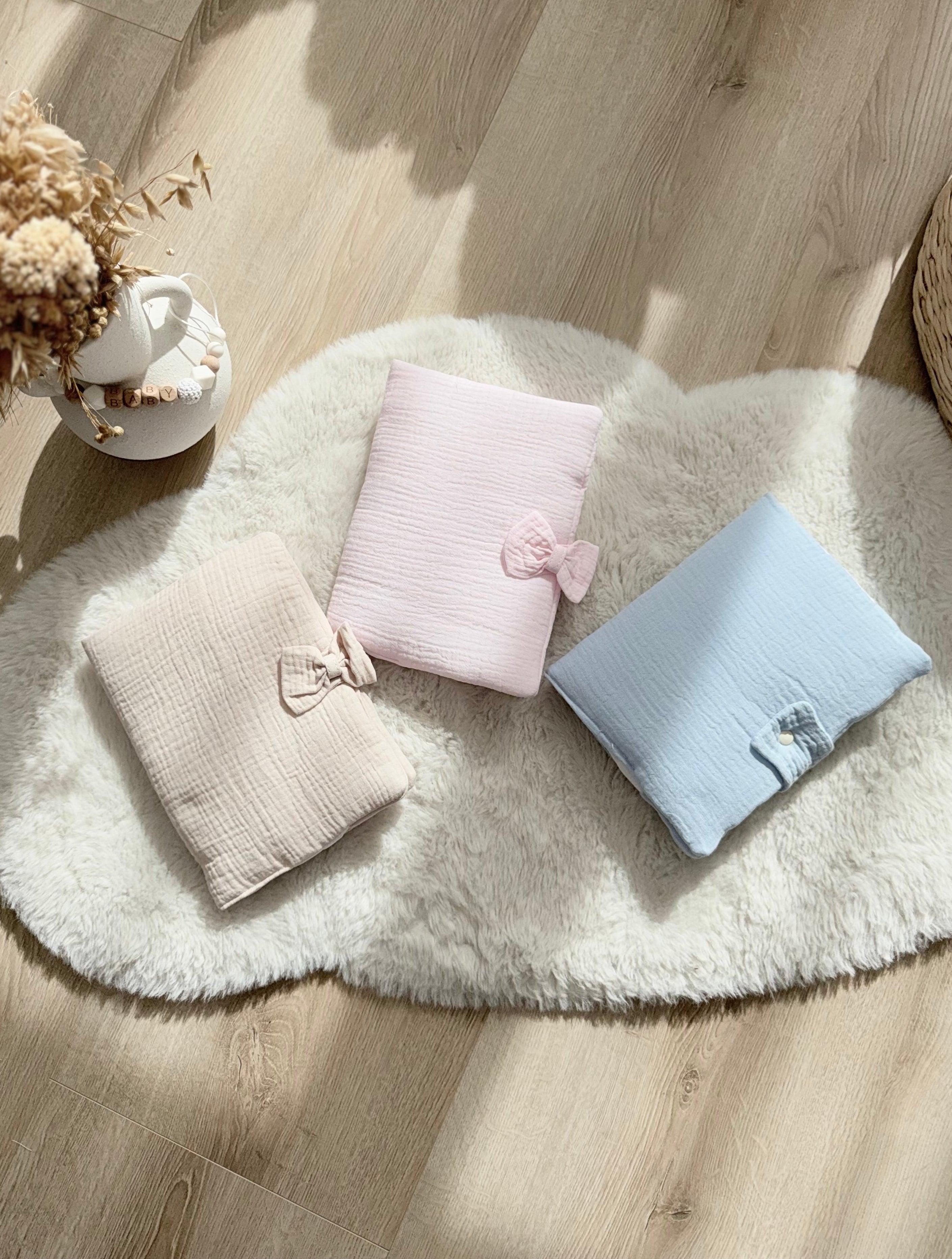 Pack Naissance Personnalisé – Tenue de Naissance en maille + Doudou + Protège Carnet de Santé